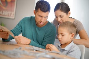 Verzorgers met kleine jongen die modelbouw