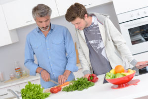 Vater und Sohn in der Küche