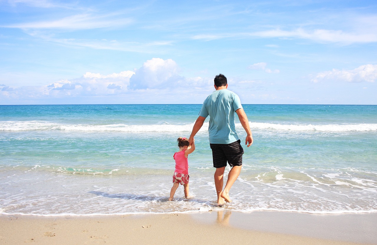 dad-daughter-at-the-beach